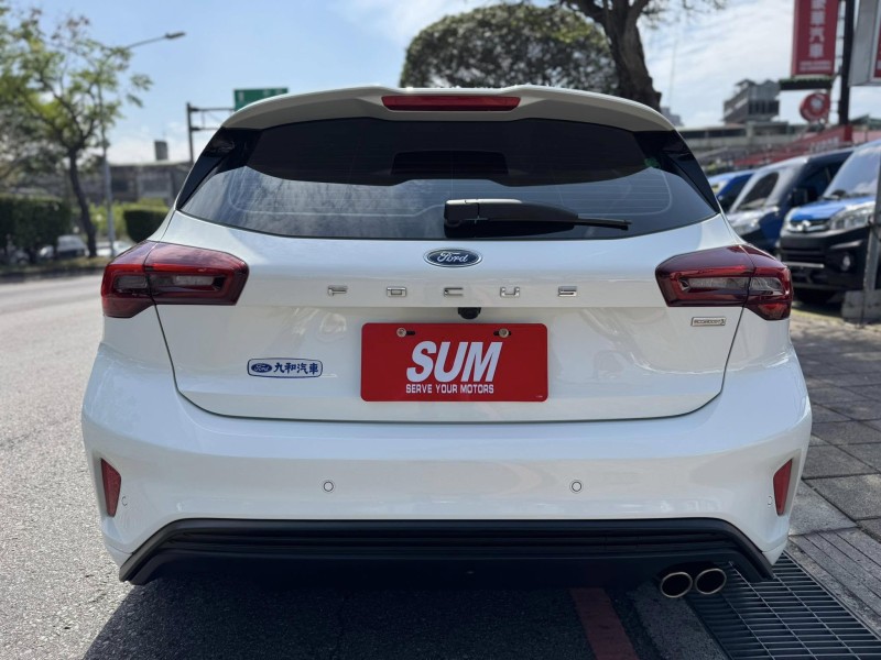 Ford/福特  Focus 金鑽店~Focus ST-Line Vignale 主要配備有 ACC主動跟車系統 車道維持輔助 車道變換輔助 車道偏離警示 斜坡起步輔助 循跡防滑 8安 AEB自動煞車 遠光燈自動控制 胎壓監控 免鑰啟動車門鎖 定速 光感應頭燈 主動轉向燈 雨滴感應雨刷 導航 倒車影像 Apple CarPlay  電動摺疊後視鏡 HUD抬頭顯示器 分區恆溫空調 換檔撥片 粉塵過濾器 雙前座跑車座椅 ￼￼電動座椅 LED日行燈 頭燈 尾燈 空力套件 幾乎是滿配！ | 新北市汽車商業同業公會｜TACA優良車商聯盟｜中古、二手車買車賣車公會認證保固