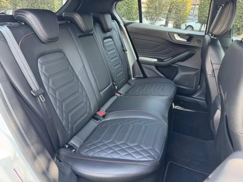 Ford/福特  Focus 金鑽店~Focus ST-Line Vignale 主要配備有 ACC主動跟車系統 車道維持輔助 車道變換輔助 車道偏離警示 斜坡起步輔助 循跡防滑 8安 AEB自動煞車 遠光燈自動控制 胎壓監控 免鑰啟動車門鎖 定速 光感應頭燈 主動轉向燈 雨滴感應雨刷 導航 倒車影像 Apple CarPlay  電動摺疊後視鏡 HUD抬頭顯示器 分區恆溫空調 換檔撥片 粉塵過濾器 雙前座跑車座椅 ￼￼電動座椅 LED日行燈 頭燈 尾燈 空力套件 幾乎是滿配！ | 新北市汽車商業同業公會｜TACA優良車商聯盟｜中古、二手車買車賣車公會認證保固