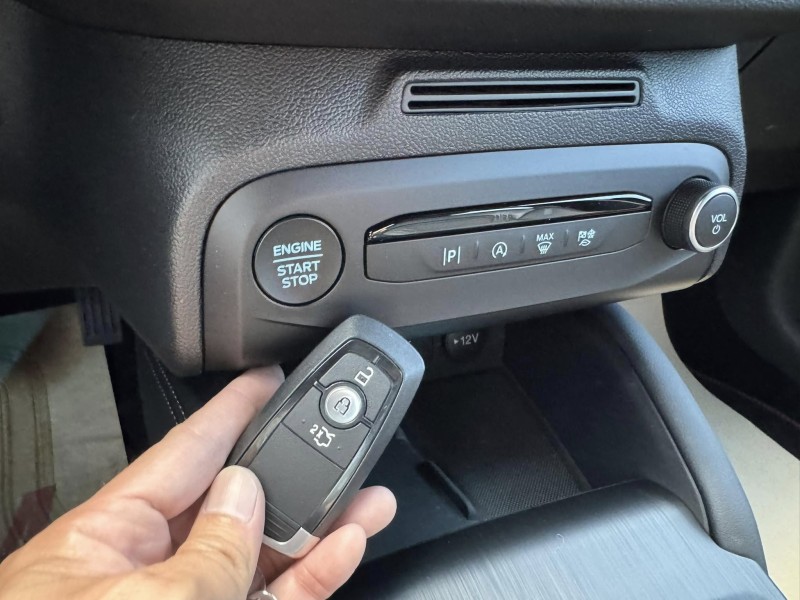 Ford/福特  Focus 金鑽店~Focus ST-Line Vignale 主要配備有 ACC主動跟車系統 車道維持輔助 車道變換輔助 車道偏離警示 斜坡起步輔助 循跡防滑 8安 AEB自動煞車 遠光燈自動控制 胎壓監控 免鑰啟動車門鎖 定速 光感應頭燈 主動轉向燈 雨滴感應雨刷 導航 倒車影像 Apple CarPlay  電動摺疊後視鏡 HUD抬頭顯示器 分區恆溫空調 換檔撥片 粉塵過濾器 雙前座跑車座椅 ￼￼電動座椅 LED日行燈 頭燈 尾燈 空力套件 幾乎是滿配！ | 新北市汽車商業同業公會｜TACA優良車商聯盟｜中古、二手車買車賣車公會認證保固
