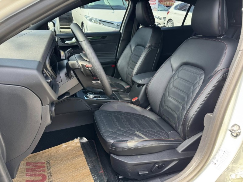 Ford/福特  Focus 金鑽店~Focus ST-Line Vignale 主要配備有 ACC主動跟車系統 車道維持輔助 車道變換輔助 車道偏離警示 斜坡起步輔助 循跡防滑 8安 AEB自動煞車 遠光燈自動控制 胎壓監控 免鑰啟動車門鎖 定速 光感應頭燈 主動轉向燈 雨滴感應雨刷 導航 倒車影像 Apple CarPlay  電動摺疊後視鏡 HUD抬頭顯示器 分區恆溫空調 換檔撥片 粉塵過濾器 雙前座跑車座椅 ￼￼電動座椅 LED日行燈 頭燈 尾燈 空力套件 幾乎是滿配！ | 新北市汽車商業同業公會｜TACA優良車商聯盟｜中古、二手車買車賣車公會認證保固