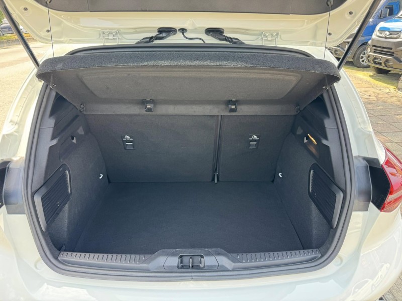 Ford/福特  Focus 金鑽店~Focus ST-Line Vignale 主要配備有 ACC主動跟車系統 車道維持輔助 車道變換輔助 車道偏離警示 斜坡起步輔助 循跡防滑 8安 AEB自動煞車 遠光燈自動控制 胎壓監控 免鑰啟動車門鎖 定速 光感應頭燈 主動轉向燈 雨滴感應雨刷 導航 倒車影像 Apple CarPlay  電動摺疊後視鏡 HUD抬頭顯示器 分區恆溫空調 換檔撥片 粉塵過濾器 雙前座跑車座椅 ￼￼電動座椅 LED日行燈 頭燈 尾燈 空力套件 幾乎是滿配！ | 新北市汽車商業同業公會｜TACA優良車商聯盟｜中古、二手車買車賣車公會認證保固