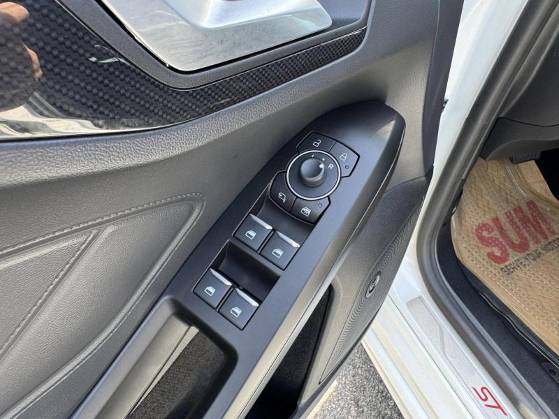 Ford/福特  Focus 金鑽店~Focus ST-Line Vignale 主要配備有 ACC主動跟車系統 車道維持輔助 車道變換輔助 車道偏離警示 斜坡起步輔助 循跡防滑 8安 AEB自動煞車 遠光燈自動控制 胎壓監控 免鑰啟動車門鎖 定速 光感應頭燈 主動轉向燈 雨滴感應雨刷 導航 倒車影像 Apple CarPlay  電動摺疊後視鏡 HUD抬頭顯示器 分區恆溫空調 換檔撥片 粉塵過濾器 雙前座跑車座椅 ￼￼電動座椅 LED日行燈 頭燈 尾燈 空力套件 幾乎是滿配！ | 新北市汽車商業同業公會｜TACA優良車商聯盟｜中古、二手車買車賣車公會認證保固