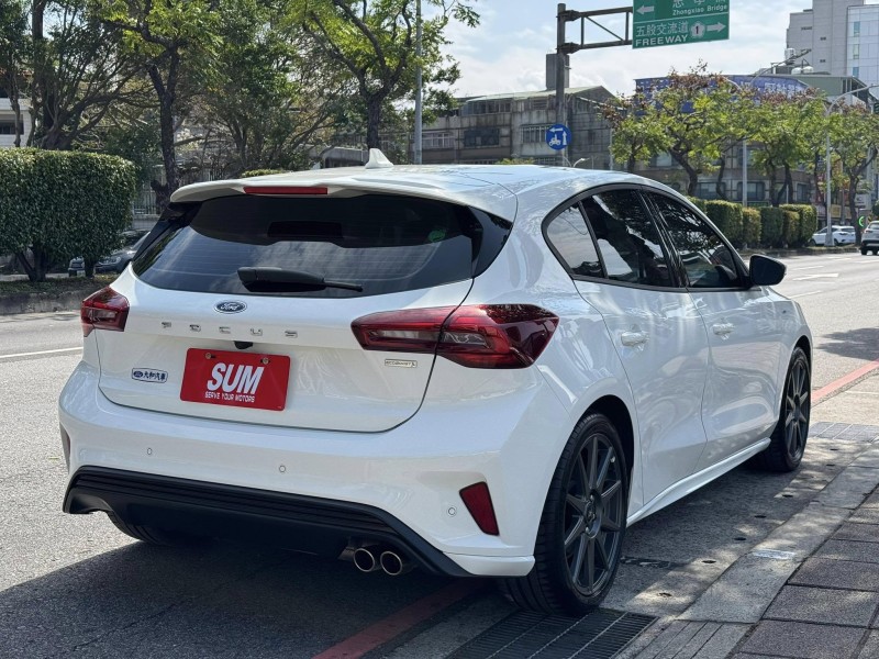 Ford/福特  Focus 金鑽店~Focus ST-Line Vignale 主要配備有 ACC主動跟車系統 車道維持輔助 車道變換輔助 車道偏離警示 斜坡起步輔助 循跡防滑 8安 AEB自動煞車 遠光燈自動控制 胎壓監控 免鑰啟動車門鎖 定速 光感應頭燈 主動轉向燈 雨滴感應雨刷 導航 倒車影像 Apple CarPlay  電動摺疊後視鏡 HUD抬頭顯示器 分區恆溫空調 換檔撥片 粉塵過濾器 雙前座跑車座椅 ￼￼電動座椅 LED日行燈 頭燈 尾燈 空力套件 幾乎是滿配！ | 新北市汽車商業同業公會｜TACA優良車商聯盟｜中古、二手車買車賣車公會認證保固