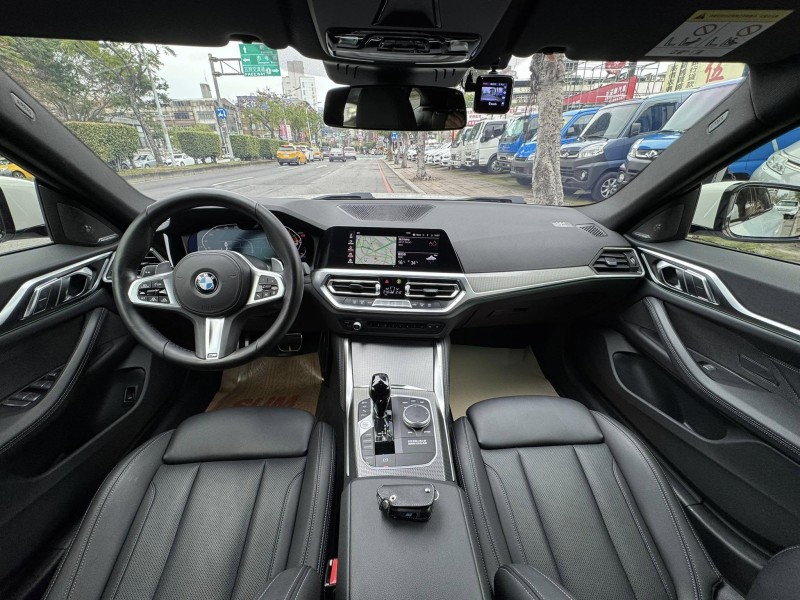 BMW/ 寶馬  4 SERIES  420i M Sport 金鑽店~BMW總代理420i M-Sport  G26 白 認證車履約保證！主要配備有，ACC主動跟車 車道維持 變換 輔助 偏離警示 循跡防滑 斜坡起步 AEB自動煞停 8安 胎壓監控 免鑰啟動車門鎖 定速 360度環景影像 自動停車 光感應頭燈 雨滴感應雨刷 電動摺疊後視鏡 選配HUD抬頭顯示器 分區恆溫空調 換檔撥片 粉塵過濾器 雙前座跑車座椅 雙電動座椅 後座出風口 LED頭燈 尾燈 日行燈 空力套件 導航 Apple CarPlay 等超多項配備！ | 新北市汽車商業同業公會｜TACA優良車商聯盟｜中古、二手車買車賣車公會認證保固