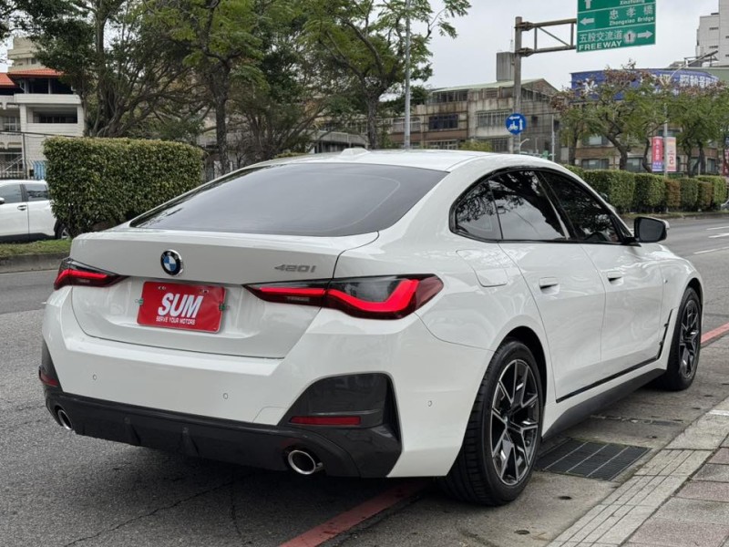 BMW/ 寶馬  4 SERIES  420i M Sport 金鑽店~BMW總代理420i M-Sport  G26 白 認證車履約保證！主要配備有，ACC主動跟車 車道維持 變換 輔助 偏離警示 循跡防滑 斜坡起步 AEB自動煞停 8安 胎壓監控 免鑰啟動車門鎖 定速 360度環景影像 自動停車 光感應頭燈 雨滴感應雨刷 電動摺疊後視鏡 選配HUD抬頭顯示器 分區恆溫空調 換檔撥片 粉塵過濾器 雙前座跑車座椅 雙電動座椅 後座出風口 LED頭燈 尾燈 日行燈 空力套件 導航 Apple CarPlay 等超多項配備！ | 新北市汽車商業同業公會｜TACA優良車商聯盟｜中古、二手車買車賣車公會認證保固