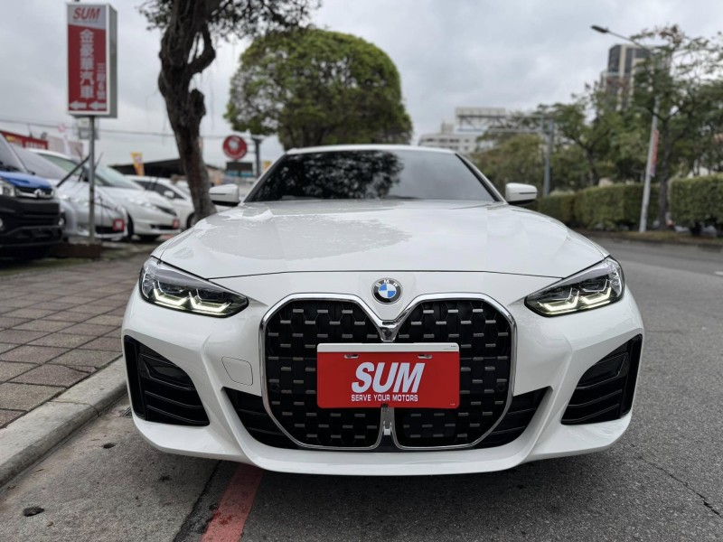 BMW/ 寶馬  4 SERIES  420i M Sport 金鑽店~BMW總代理420i M-Sport  G26 白 認證車履約保證！主要配備有，ACC主動跟車 車道維持 變換 輔助 偏離警示 循跡防滑 斜坡起步 AEB自動煞停 8安 胎壓監控 免鑰啟動車門鎖 定速 360度環景影像 自動停車 光感應頭燈 雨滴感應雨刷 電動摺疊後視鏡 選配HUD抬頭顯示器 分區恆溫空調 換檔撥片 粉塵過濾器 雙前座跑車座椅 雙電動座椅 後座出風口 LED頭燈 尾燈 日行燈 空力套件 導航 Apple CarPlay 等超多項配備！ | 新北市汽車商業同業公會｜TACA優良車商聯盟｜中古、二手車買車賣車公會認證保固