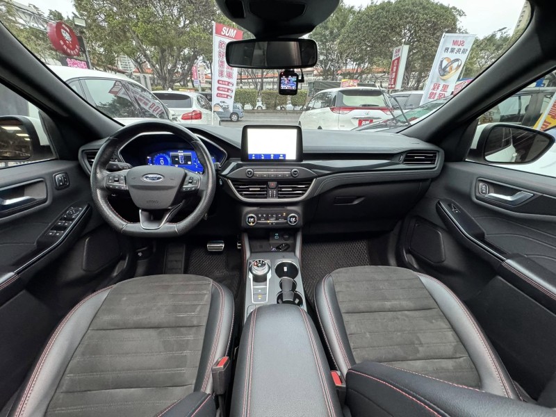 Ford/福特  Kuga 金鑽店~超優質的休旅車來囉！大滿配 2023年式Kuga  ST-Line X AWD 2.0 新車價120幾萬 新車原廠保固中 里程保證！主要配備有，ACC主動跟車 車道維持輔助 車道變換輔助 車道偏離警示 循跡防滑 斜坡起步輔助 AEB自動緊急煞車 7安 遠光燈自動控制 胎壓監控 免鑰啟動車門鎖 定速 360度環景影像 雨滴感應雨刷 光感應頭燈 全景天窗 電動尾門 HUD抬頭顯示器 電動摺疊後視鏡 導航 Apple CarPlay ￼換檔撥片 分區恆溫空調 粉塵過濾器 電動座椅 後座出風口 雙前座跑車 | 新北市汽車商業同業公會｜TACA優良車商聯盟｜中古、二手車買車賣車公會認證保固