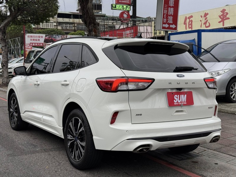 Ford/福特  Kuga 金鑽店~超優質的休旅車來囉！大滿配 2023年式Kuga  ST-Line X AWD 2.0 新車價120幾萬 新車原廠保固中 里程保證！主要配備有，ACC主動跟車 車道維持輔助 車道變換輔助 車道偏離警示 循跡防滑 斜坡起步輔助 AEB自動緊急煞車 7安 遠光燈自動控制 胎壓監控 免鑰啟動車門鎖 定速 360度環景影像 雨滴感應雨刷 光感應頭燈 全景天窗 電動尾門 HUD抬頭顯示器 電動摺疊後視鏡 導航 Apple CarPlay ￼換檔撥片 分區恆溫空調 粉塵過濾器 電動座椅 後座出風口 雙前座跑車 | 新北市汽車商業同業公會｜TACA優良車商聯盟｜中古、二手車買車賣車公會認證保固