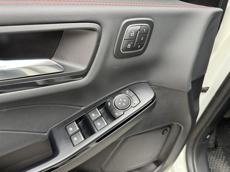 Ford/福特  Kuga 金鑽店~超優質的休旅車來囉！大滿配 2023年式Kuga  ST-Line X AWD 2.0 新車價120幾萬 新車原廠保固中 里程保證！主要配備有，ACC主動跟車 車道維持輔助 車道變換輔助 車道偏離警示 循跡防滑 斜坡起步輔助 AEB自動緊急煞車 7安 遠光燈自動控制 胎壓監控 免鑰啟動車門鎖 定速 360度環景影像 雨滴感應雨刷 光感應頭燈 全景天窗 電動尾門 HUD抬頭顯示器 電動摺疊後視鏡 導航 Apple CarPlay ￼換檔撥片 分區恆溫空調 粉塵過濾器 電動座椅 後座出風口 雙前座跑車 | 新北市汽車商業同業公會｜TACA優良車商聯盟｜中古、二手車買車賣車公會認證保固