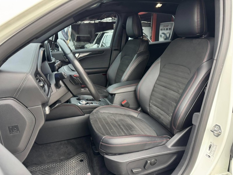 Ford/福特  Kuga 金鑽店~超優質的休旅車來囉！大滿配 2023年式Kuga  ST-Line X AWD 2.0 新車價120幾萬 新車原廠保固中 里程保證！主要配備有，ACC主動跟車 車道維持輔助 車道變換輔助 車道偏離警示 循跡防滑 斜坡起步輔助 AEB自動緊急煞車 7安 遠光燈自動控制 胎壓監控 免鑰啟動車門鎖 定速 360度環景影像 雨滴感應雨刷 光感應頭燈 全景天窗 電動尾門 HUD抬頭顯示器 電動摺疊後視鏡 導航 Apple CarPlay ￼換檔撥片 分區恆溫空調 粉塵過濾器 電動座椅 後座出風口 雙前座跑車 | 新北市汽車商業同業公會｜TACA優良車商聯盟｜中古、二手車買車賣車公會認證保固