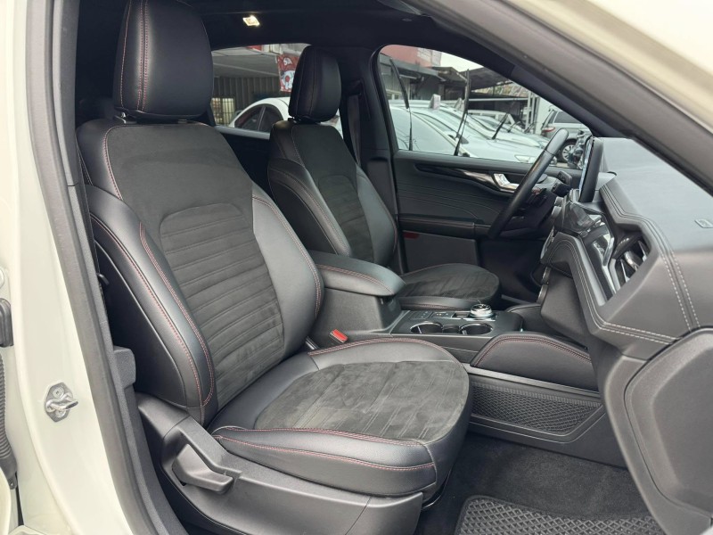 Ford/福特  Kuga 金鑽店~超優質的休旅車來囉！大滿配 2023年式Kuga  ST-Line X AWD 2.0 新車價120幾萬 新車原廠保固中 里程保證！主要配備有，ACC主動跟車 車道維持輔助 車道變換輔助 車道偏離警示 循跡防滑 斜坡起步輔助 AEB自動緊急煞車 7安 遠光燈自動控制 胎壓監控 免鑰啟動車門鎖 定速 360度環景影像 雨滴感應雨刷 光感應頭燈 全景天窗 電動尾門 HUD抬頭顯示器 電動摺疊後視鏡 導航 Apple CarPlay ￼換檔撥片 分區恆溫空調 粉塵過濾器 電動座椅 後座出風口 雙前座跑車 | 新北市汽車商業同業公會｜TACA優良車商聯盟｜中古、二手車買車賣車公會認證保固