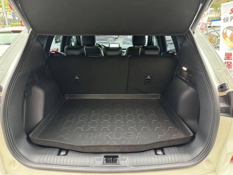 Ford/福特  Kuga 金鑽店~超優質的休旅車來囉！大滿配 2023年式Kuga  ST-Line X AWD 2.0 新車價120幾萬 新車原廠保固中 里程保證！主要配備有，ACC主動跟車 車道維持輔助 車道變換輔助 車道偏離警示 循跡防滑 斜坡起步輔助 AEB自動緊急煞車 7安 遠光燈自動控制 胎壓監控 免鑰啟動車門鎖 定速 360度環景影像 雨滴感應雨刷 光感應頭燈 全景天窗 電動尾門 HUD抬頭顯示器 電動摺疊後視鏡 導航 Apple CarPlay ￼換檔撥片 分區恆溫空調 粉塵過濾器 電動座椅 後座出風口 雙前座跑車 | 新北市汽車商業同業公會｜TACA優良車商聯盟｜中古、二手車買車賣車公會認證保固