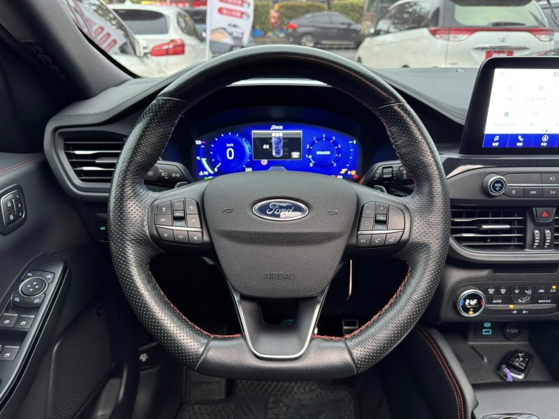Ford/福特  Kuga 金鑽店~超優質的休旅車來囉！大滿配 2023年式Kuga  ST-Line X AWD 2.0 新車價120幾萬 新車原廠保固中 里程保證！主要配備有，ACC主動跟車 車道維持輔助 車道變換輔助 車道偏離警示 循跡防滑 斜坡起步輔助 AEB自動緊急煞車 7安 遠光燈自動控制 胎壓監控 免鑰啟動車門鎖 定速 360度環景影像 雨滴感應雨刷 光感應頭燈 全景天窗 電動尾門 HUD抬頭顯示器 電動摺疊後視鏡 導航 Apple CarPlay ￼換檔撥片 分區恆溫空調 粉塵過濾器 電動座椅 後座出風口 雙前座跑車 | 新北市汽車商業同業公會｜TACA優良車商聯盟｜中古、二手車買車賣車公會認證保固