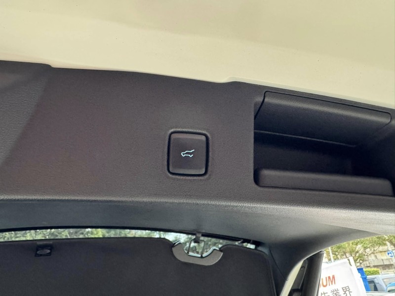 Ford/福特  Kuga 金鑽店~超優質的休旅車來囉！大滿配 2023年式Kuga  ST-Line X AWD 2.0 新車價120幾萬 新車原廠保固中 里程保證！主要配備有，ACC主動跟車 車道維持輔助 車道變換輔助 車道偏離警示 循跡防滑 斜坡起步輔助 AEB自動緊急煞車 7安 遠光燈自動控制 胎壓監控 免鑰啟動車門鎖 定速 360度環景影像 雨滴感應雨刷 光感應頭燈 全景天窗 電動尾門 HUD抬頭顯示器 電動摺疊後視鏡 導航 Apple CarPlay ￼換檔撥片 分區恆溫空調 粉塵過濾器 電動座椅 後座出風口 雙前座跑車 | 新北市汽車商業同業公會｜TACA優良車商聯盟｜中古、二手車買車賣車公會認證保固