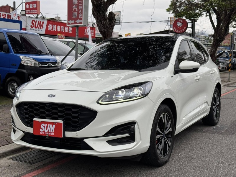 Ford/福特  Kuga 金鑽店~超優質的休旅車來囉！大滿配 2023年式Kuga  ST-Line X AWD 2.0 新車價120幾萬 新車原廠保固中 里程保證！主要配備有，ACC主動跟車 車道維持輔助 車道變換輔助 車道偏離警示 循跡防滑 斜坡起步輔助 AEB自動緊急煞車 7安 遠光燈自動控制 胎壓監控 免鑰啟動車門鎖 定速 360度環景影像 雨滴感應雨刷 光感應頭燈 全景天窗 電動尾門 HUD抬頭顯示器 電動摺疊後視鏡 導航 Apple CarPlay ￼換檔撥片 分區恆溫空調 粉塵過濾器 電動座椅 後座出風口 雙前座跑車 | 新北市汽車商業同業公會｜TACA優良車商聯盟｜中古、二手車買車賣車公會認證保固