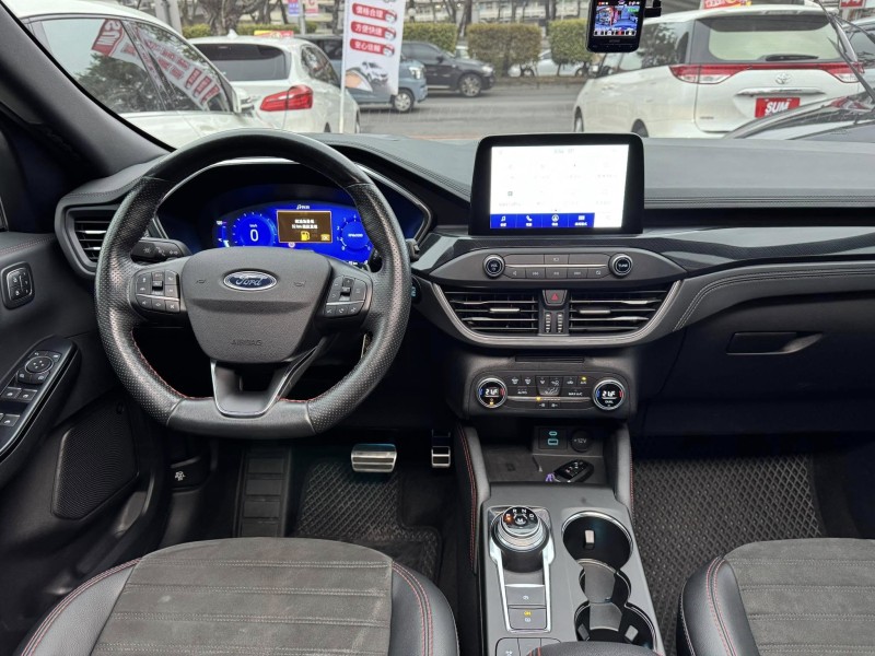 Ford/福特  Kuga 金鑽店~超優質的休旅車來囉！大滿配 2023年式Kuga  ST-Line X AWD 2.0 新車價120幾萬 新車原廠保固中 里程保證！主要配備有，ACC主動跟車 車道維持輔助 車道變換輔助 車道偏離警示 循跡防滑 斜坡起步輔助 AEB自動緊急煞車 7安 遠光燈自動控制 胎壓監控 免鑰啟動車門鎖 定速 360度環景影像 雨滴感應雨刷 光感應頭燈 全景天窗 電動尾門 HUD抬頭顯示器 電動摺疊後視鏡 導航 Apple CarPlay ￼換檔撥片 分區恆溫空調 粉塵過濾器 電動座椅 後座出風口 雙前座跑車 | 新北市汽車商業同業公會｜TACA優良車商聯盟｜中古、二手車買車賣車公會認證保固