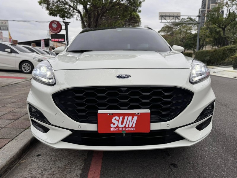 Ford/福特  Kuga 金鑽店~超優質的休旅車來囉！大滿配 2023年式Kuga  ST-Line X AWD 2.0 新車價120幾萬 新車原廠保固中 里程保證！主要配備有，ACC主動跟車 車道維持輔助 車道變換輔助 車道偏離警示 循跡防滑 斜坡起步輔助 AEB自動緊急煞車 7安 遠光燈自動控制 胎壓監控 免鑰啟動車門鎖 定速 360度環景影像 雨滴感應雨刷 光感應頭燈 全景天窗 電動尾門 HUD抬頭顯示器 電動摺疊後視鏡 導航 Apple CarPlay ￼換檔撥片 分區恆溫空調 粉塵過濾器 電動座椅 後座出風口 雙前座跑車 | 新北市汽車商業同業公會｜TACA優良車商聯盟｜中古、二手車買車賣車公會認證保固