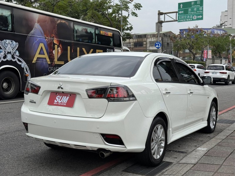Mitsubishi  Lancer Fortis 金鑽店~ Lancer Fortis 1.8 白 主要配備有，胎壓監控 3安 免鑰啟動車門鎖 定速 電動摺疊後視鏡 多功能影音螢幕 導航 倒車影像 方向盤快控鍵 恆溫空調 LED尾燈 等多項配備！ | 新北市汽車商業同業公會｜TACA優良車商聯盟｜中古、二手車買車賣車公會認證保固
