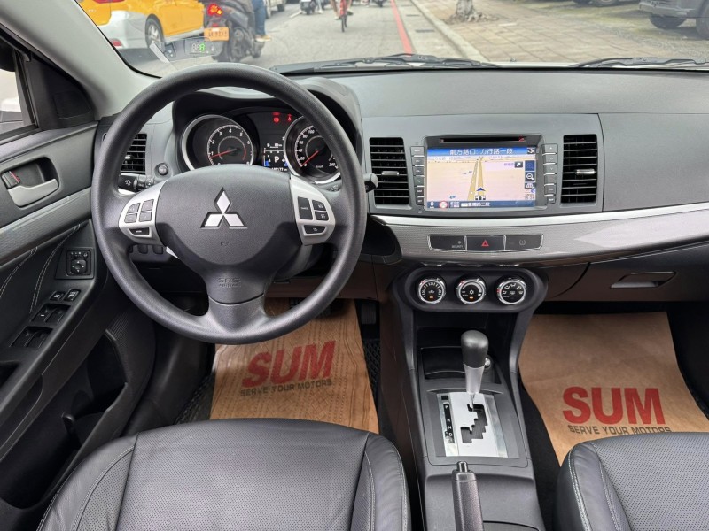 Mitsubishi  Lancer Fortis 金鑽店~ Lancer Fortis 1.8 白 主要配備有，胎壓監控 3安 免鑰啟動車門鎖 定速 電動摺疊後視鏡 多功能影音螢幕 導航 倒車影像 方向盤快控鍵 恆溫空調 LED尾燈 等多項配備！ | 新北市汽車商業同業公會｜TACA優良車商聯盟｜中古、二手車買車賣車公會認證保固
