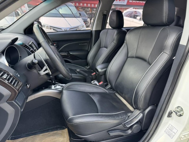 Mitsubishi  Outlander 金鑽店~Outlander 2.4 便宜又大碗的 休旅車 天窗 雙安 免鑰啟動車門鎖 定速 光感應頭燈 方向盤快控鍵 恆溫空調 盲點偵測 粉塵過濾器 車頂行李架 LED尾燈 導航 倒車影像 等配備！ | 新北市汽車商業同業公會｜TACA優良車商聯盟｜中古、二手車買車賣車公會認證保固