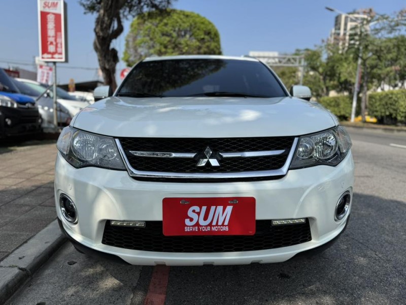 Mitsubishi  Outlander 金鑽店~Outlander 2.4 便宜又大碗的 休旅車 天窗 雙安 免鑰啟動車門鎖 定速 光感應頭燈 方向盤快控鍵 恆溫空調 盲點偵測 粉塵過濾器 車頂行李架 LED尾燈 導航 倒車影像 等配備！ | 新北市汽車商業同業公會｜TACA優良車商聯盟｜中古、二手車買車賣車公會認證保固