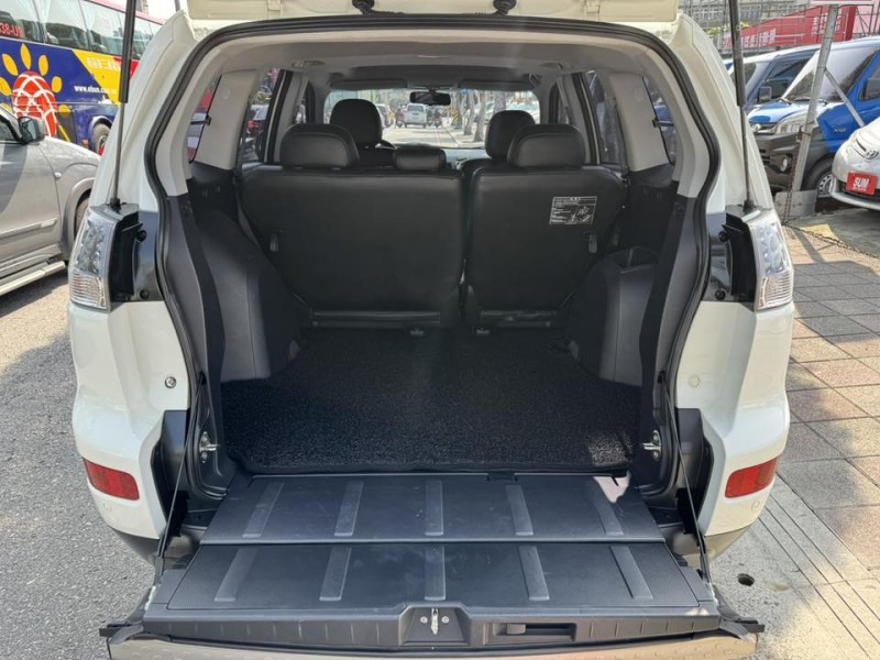 Mitsubishi  Outlander 金鑽店~Outlander 2.4 便宜又大碗的 休旅車 天窗 雙安 免鑰啟動車門鎖 定速 光感應頭燈 方向盤快控鍵 恆溫空調 盲點偵測 粉塵過濾器 車頂行李架 LED尾燈 導航 倒車影像 等配備！ | 新北市汽車商業同業公會｜TACA優良車商聯盟｜中古、二手車買車賣車公會認證保固