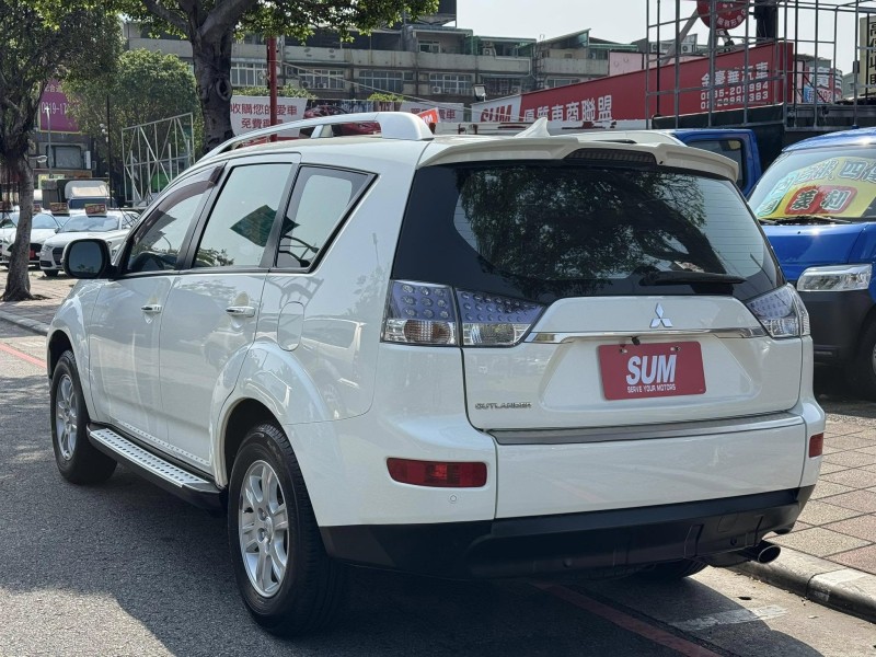 Mitsubishi  Outlander 金鑽店~Outlander 2.4 便宜又大碗的 休旅車 天窗 雙安 免鑰啟動車門鎖 定速 光感應頭燈 方向盤快控鍵 恆溫空調 盲點偵測 粉塵過濾器 車頂行李架 LED尾燈 導航 倒車影像 等配備！ | 新北市汽車商業同業公會｜TACA優良車商聯盟｜中古、二手車買車賣車公會認證保固