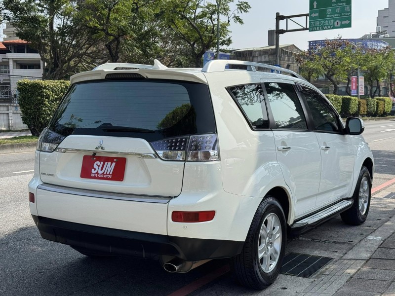 Mitsubishi  Outlander 金鑽店~Outlander 2.4 便宜又大碗的 休旅車 天窗 雙安 免鑰啟動車門鎖 定速 光感應頭燈 方向盤快控鍵 恆溫空調 盲點偵測 粉塵過濾器 車頂行李架 LED尾燈 導航 倒車影像 等配備！ | 新北市汽車商業同業公會｜TACA優良車商聯盟｜中古、二手車買車賣車公會認證保固