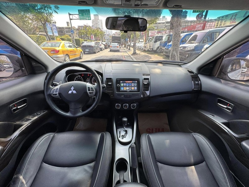 Mitsubishi  Outlander 金鑽店~Outlander 2.4 便宜又大碗的 休旅車 天窗 雙安 免鑰啟動車門鎖 定速 光感應頭燈 方向盤快控鍵 恆溫空調 盲點偵測 粉塵過濾器 車頂行李架 LED尾燈 導航 倒車影像 等配備！ | 新北市汽車商業同業公會｜TACA優良車商聯盟｜中古、二手車買車賣車公會認證保固