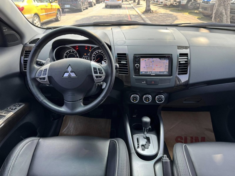 Mitsubishi  Outlander 金鑽店~Outlander 2.4 便宜又大碗的 休旅車 天窗 雙安 免鑰啟動車門鎖 定速 光感應頭燈 方向盤快控鍵 恆溫空調 盲點偵測 粉塵過濾器 車頂行李架 LED尾燈 導航 倒車影像 等配備！ | 新北市汽車商業同業公會｜TACA優良車商聯盟｜中古、二手車買車賣車公會認證保固