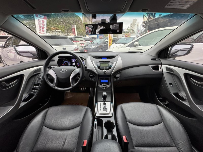 Hyundai  Elantra 金鑽店~Elantra 1.8 白色 里程保證只跑5萬多公里 超優質的絕佳代步車。雙安 雨滴感應雨刷 電動折疊後視鏡 分區恆溫空調 粉塵過濾器 ！省油省稅金 | 新北市汽車商業同業公會｜TACA優良車商聯盟｜中古、二手車買車賣車公會認證保固