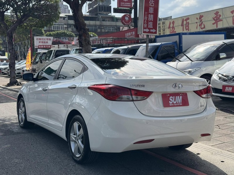 Hyundai  Elantra 金鑽店~Elantra 1.8 白色 里程保證只跑5萬多公里 超優質的絕佳代步車。雙安 雨滴感應雨刷 電動折疊後視鏡 分區恆溫空調 粉塵過濾器 ！省油省稅金 | 新北市汽車商業同業公會｜TACA優良車商聯盟｜中古、二手車買車賣車公會認證保固