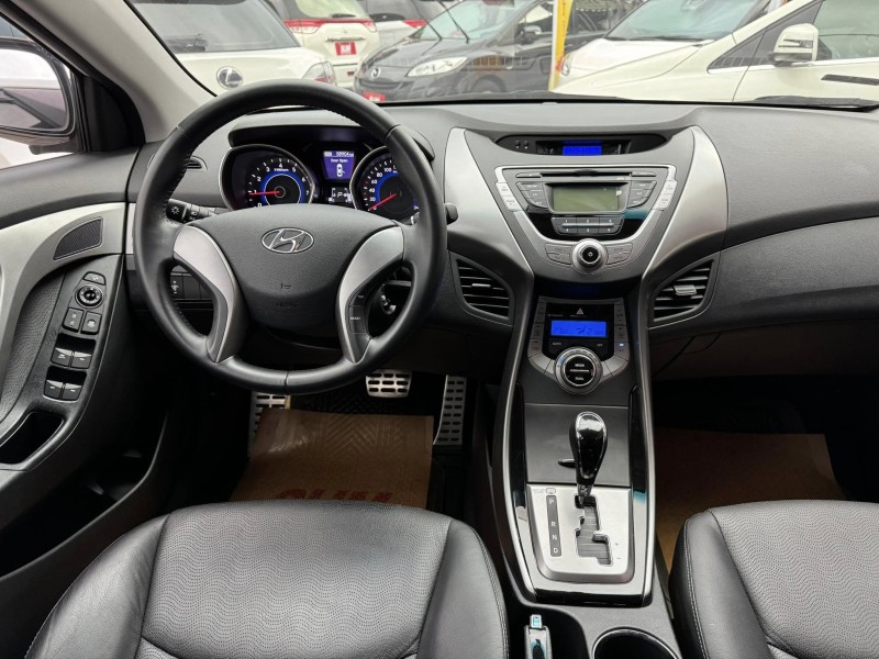 Hyundai  Elantra 金鑽店~Elantra 1.8 白色 里程保證只跑5萬多公里 超優質的絕佳代步車。雙安 雨滴感應雨刷 電動折疊後視鏡 分區恆溫空調 粉塵過濾器 ！省油省稅金 | 新北市汽車商業同業公會｜TACA優良車商聯盟｜中古、二手車買車賣車公會認證保固