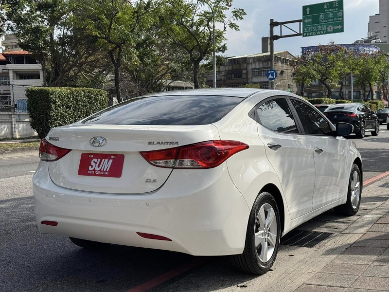 Hyundai  Elantra 金鑽店~Elantra 1.8 白色 里程保證只跑5萬多公里 超優質的絕佳代步車。雙安 雨滴感應雨刷 電動折疊後視鏡 分區恆溫空調 粉塵過濾器 ！省油省稅金 | 新北市汽車商業同業公會｜TACA優良車商聯盟｜中古、二手車買車賣車公會認證保固