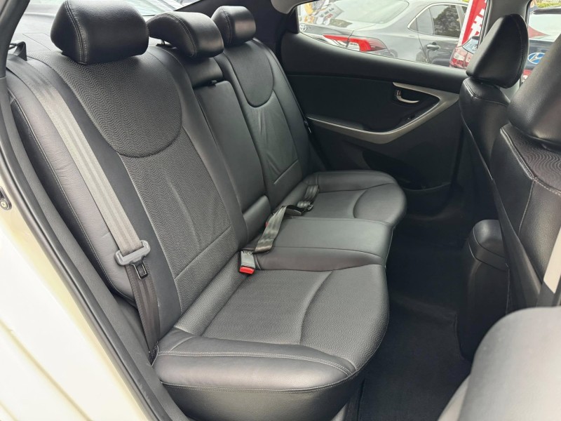 Hyundai  Elantra 金鑽店~Elantra 1.8 白色 里程保證只跑5萬多公里 超優質的絕佳代步車。雙安 雨滴感應雨刷 電動折疊後視鏡 分區恆溫空調 粉塵過濾器 ！省油省稅金 | 新北市汽車商業同業公會｜TACA優良車商聯盟｜中古、二手車買車賣車公會認證保固