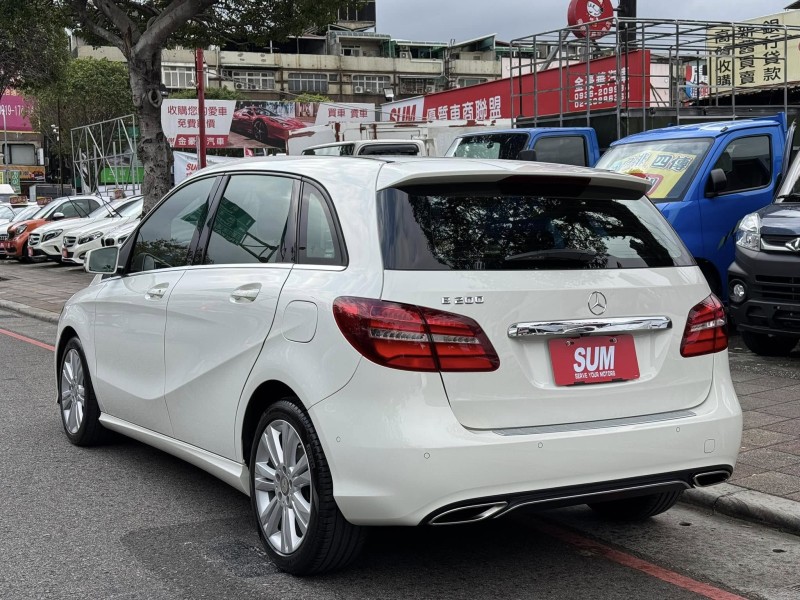 Mercedes-Benz/賓士   B-CLASS  B200 金鑽店~小改款 總代理B200 里程履約保證只跑8萬多公里 白色 全景天窗 雙電動記憶座椅 9安 循跡防滑 主動式安全預防系統 胎壓監控 免鑰啟動車門鎖 定速 自動停車 光感應頭燈 雨滴感應雨刷 倒車影像 後座出風口 藍芽通訊 換檔撥片 LED頭燈 尾燈 日行燈 等多項配備！ | 新北市汽車商業同業公會｜TACA優良車商聯盟｜中古、二手車買車賣車公會認證保固