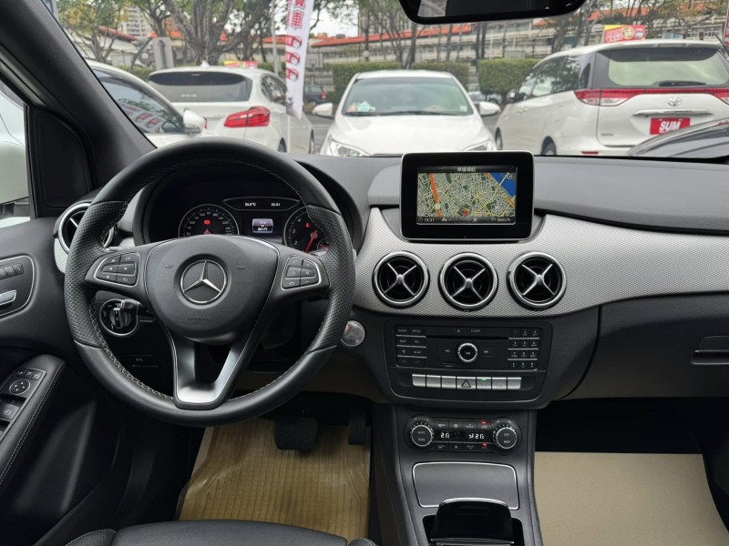 Mercedes-Benz/賓士   B-CLASS  B200 金鑽店~小改款 總代理B200 里程履約保證只跑8萬多公里 白色 全景天窗 雙電動記憶座椅 9安 循跡防滑 主動式安全預防系統 胎壓監控 免鑰啟動車門鎖 定速 自動停車 光感應頭燈 雨滴感應雨刷 倒車影像 後座出風口 藍芽通訊 換檔撥片 LED頭燈 尾燈 日行燈 等多項配備！ | 新北市汽車商業同業公會｜TACA優良車商聯盟｜中古、二手車買車賣車公會認證保固