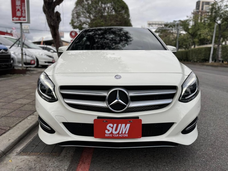 Mercedes-Benz/賓士   B-CLASS  B200 金鑽店~小改款 總代理B200 里程履約保證只跑8萬多公里 白色 全景天窗 雙電動記憶座椅 9安 循跡防滑 主動式安全預防系統 胎壓監控 免鑰啟動車門鎖 定速 自動停車 光感應頭燈 雨滴感應雨刷 倒車影像 後座出風口 藍芽通訊 換檔撥片 LED頭燈 尾燈 日行燈 等多項配備！ | 新北市汽車商業同業公會｜TACA優良車商聯盟｜中古、二手車買車賣車公會認證保固