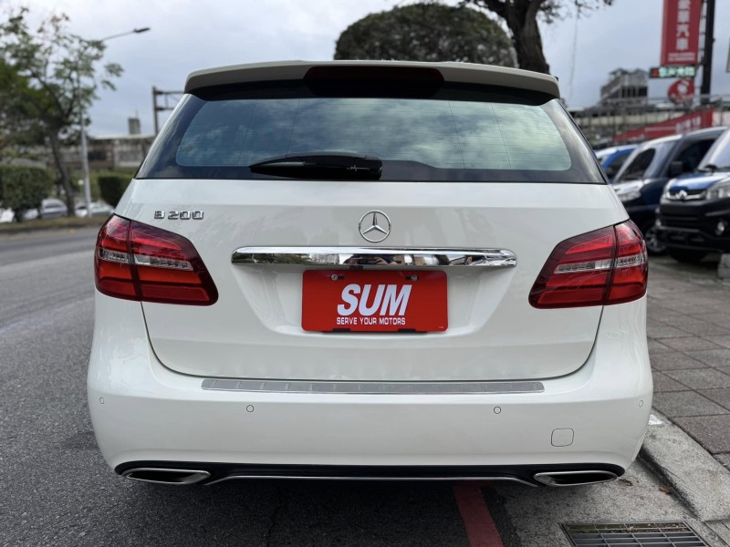 Mercedes-Benz/賓士   B-CLASS  B200 金鑽店~小改款 總代理B200 里程履約保證只跑8萬多公里 白色 全景天窗 雙電動記憶座椅 9安 循跡防滑 主動式安全預防系統 胎壓監控 免鑰啟動車門鎖 定速 自動停車 光感應頭燈 雨滴感應雨刷 倒車影像 後座出風口 藍芽通訊 換檔撥片 LED頭燈 尾燈 日行燈 等多項配備！ | 新北市汽車商業同業公會｜TACA優良車商聯盟｜中古、二手車買車賣車公會認證保固