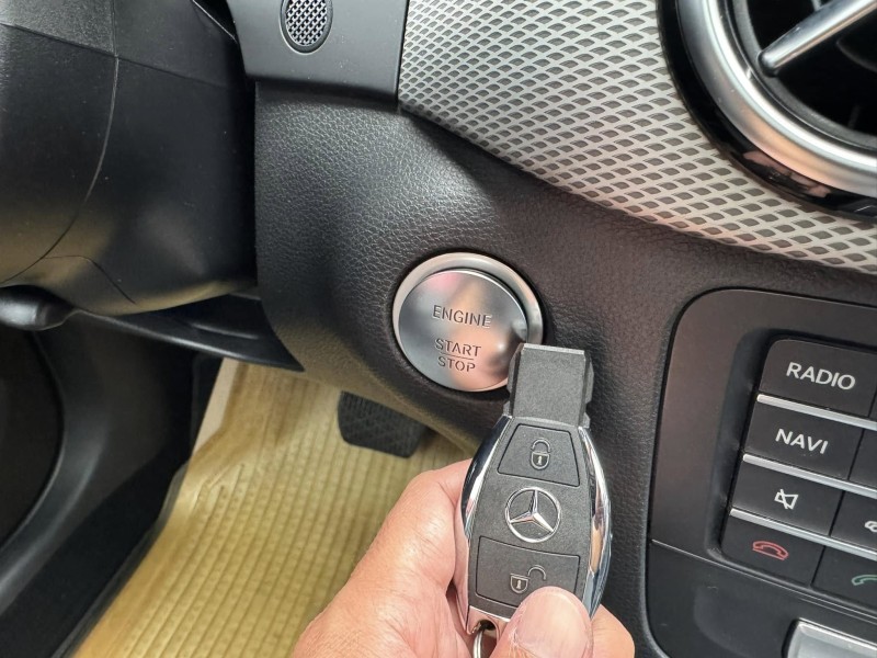 Mercedes-Benz/賓士   B-CLASS  B200 金鑽店~小改款 總代理B200 里程履約保證只跑8萬多公里 白色 全景天窗 雙電動記憶座椅 9安 循跡防滑 主動式安全預防系統 胎壓監控 免鑰啟動車門鎖 定速 自動停車 光感應頭燈 雨滴感應雨刷 倒車影像 後座出風口 藍芽通訊 換檔撥片 LED頭燈 尾燈 日行燈 等多項配備！ | 新北市汽車商業同業公會｜TACA優良車商聯盟｜中古、二手車買車賣車公會認證保固