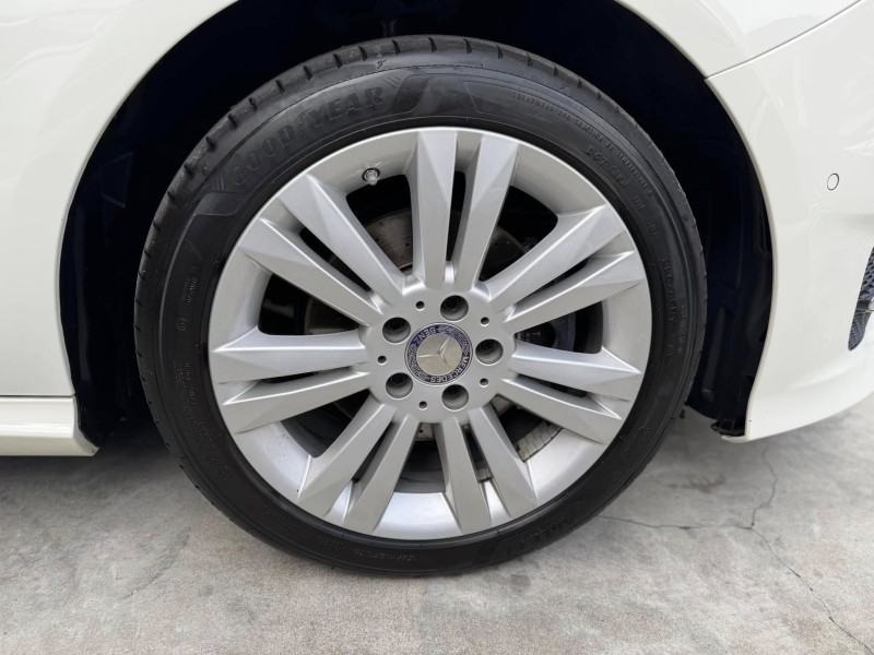 Mercedes-Benz/賓士   B-CLASS  B200 金鑽店~小改款 總代理B200 里程履約保證只跑8萬多公里 白色 全景天窗 雙電動記憶座椅 9安 循跡防滑 主動式安全預防系統 胎壓監控 免鑰啟動車門鎖 定速 自動停車 光感應頭燈 雨滴感應雨刷 倒車影像 後座出風口 藍芽通訊 換檔撥片 LED頭燈 尾燈 日行燈 等多項配備！ | 新北市汽車商業同業公會｜TACA優良車商聯盟｜中古、二手車買車賣車公會認證保固