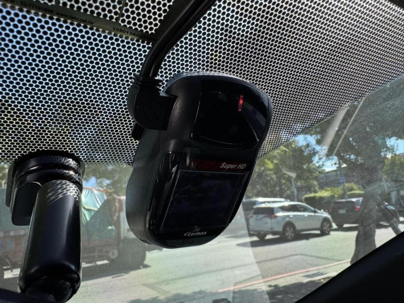Toyota  Yaris 金鑽店~YARIS  1.5  S版 主要配備有，循跡防滑 斜坡起步 胎壓監控 7安 免鑰啟動車門鎖 定速 光感應頭燈 電動摺疊後視鏡 原廠大螢幕 導航 倒車影像 Apple CarPlay  LED日行燈 尾燈 空力套件等多項配備！ | 新北市汽車商業同業公會｜TACA優良車商聯盟｜中古、二手車買車賣車公會認證保固