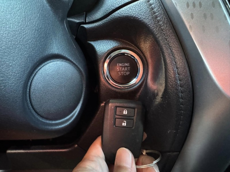 Toyota  Yaris 金鑽店~YARIS  1.5  S版 主要配備有，循跡防滑 斜坡起步 胎壓監控 7安 免鑰啟動車門鎖 定速 光感應頭燈 電動摺疊後視鏡 原廠大螢幕 導航 倒車影像 Apple CarPlay  LED日行燈 尾燈 空力套件等多項配備！ | 新北市汽車商業同業公會｜TACA優良車商聯盟｜中古、二手車買車賣車公會認證保固