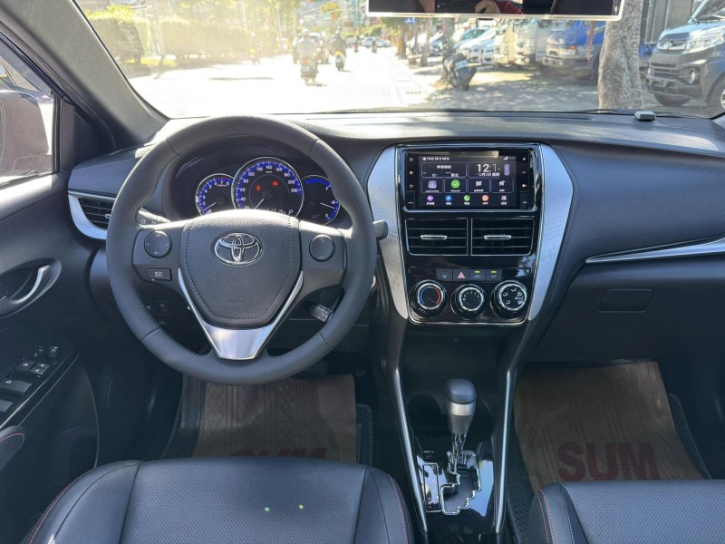 Toyota  Yaris 金鑽店~YARIS  1.5  S版 主要配備有，循跡防滑 斜坡起步 胎壓監控 7安 免鑰啟動車門鎖 定速 光感應頭燈 電動摺疊後視鏡 原廠大螢幕 導航 倒車影像 Apple CarPlay  LED日行燈 尾燈 空力套件等多項配備！ | 新北市汽車商業同業公會｜TACA優良車商聯盟｜中古、二手車買車賣車公會認證保固