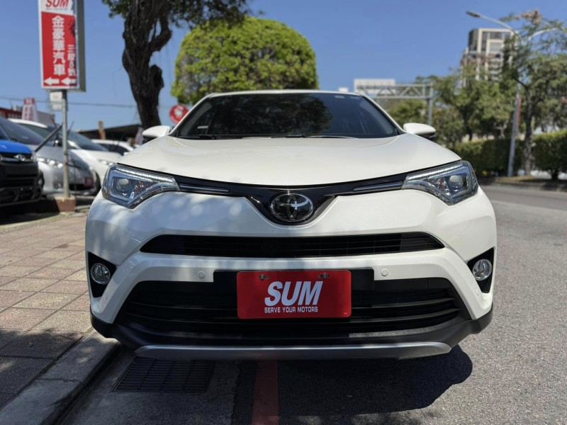 Toyota  RAV4 金鑽店~RAV4  2.0 尊爵版 里程履約保證只跑9萬多公里！  主要配備有，ACC自動跟車系統 車道偏離警示 斜坡起步輔助 循跡防滑系統 9安 遠光燈自動控制 胎壓監控 免鑰啟動車門鎖 定速 光感應頭燈 電動折疊後視鏡 倒車影像 導航 Apple CarPlay ￼分區恆溫空調 粉塵過濾器 電動座椅 LED日行燈 頭燈 尾燈 等多項配備！ | 新北市汽車商業同業公會｜TACA優良車商聯盟｜中古、二手車買車賣車公會認證保固
