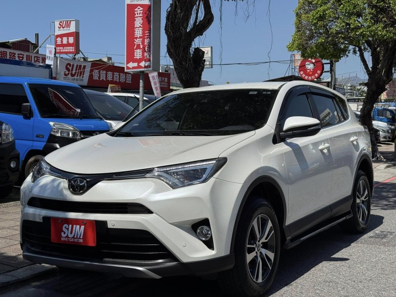 Toyota  RAV4 金鑽店~RAV4  2.0 尊爵版 里程履約保證只跑9萬多公里！  主要配備有，ACC自動跟車系統 車道偏離警示 斜坡起步輔助 循跡防滑系統 9安 遠光燈自動控制 胎壓監控 免鑰啟動車門鎖 定速 光感應頭燈 電動折疊後視鏡 倒車影像 導航 Apple CarPlay ￼分區恆溫空調 粉塵過濾器 電動座椅 LED日行燈 頭燈 尾燈 等多項配備！ | 新北市汽車商業同業公會｜TACA優良車商聯盟｜中古、二手車買車賣車公會認證保固