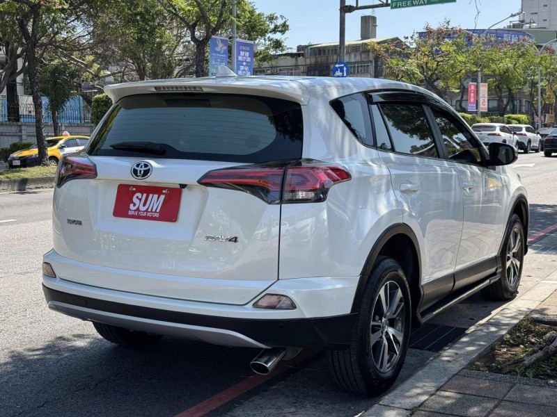 Toyota  RAV4 金鑽店~RAV4  2.0 尊爵版 里程履約保證只跑9萬多公里！  主要配備有，ACC自動跟車系統 車道偏離警示 斜坡起步輔助 循跡防滑系統 9安 遠光燈自動控制 胎壓監控 免鑰啟動車門鎖 定速 光感應頭燈 電動折疊後視鏡 倒車影像 導航 Apple CarPlay ￼分區恆溫空調 粉塵過濾器 電動座椅 LED日行燈 頭燈 尾燈 等多項配備！ | 新北市汽車商業同業公會｜TACA優良車商聯盟｜中古、二手車買車賣車公會認證保固