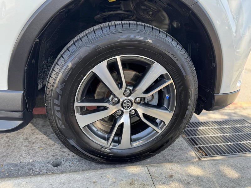Toyota  RAV4 金鑽店~RAV4  2.0 尊爵版 里程履約保證只跑9萬多公里！  主要配備有，ACC自動跟車系統 車道偏離警示 斜坡起步輔助 循跡防滑系統 9安 遠光燈自動控制 胎壓監控 免鑰啟動車門鎖 定速 光感應頭燈 電動折疊後視鏡 倒車影像 導航 Apple CarPlay ￼分區恆溫空調 粉塵過濾器 電動座椅 LED日行燈 頭燈 尾燈 等多項配備！ | 新北市汽車商業同業公會｜TACA優良車商聯盟｜中古、二手車買車賣車公會認證保固