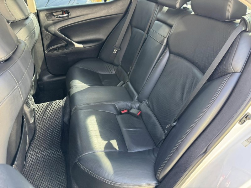 Lexus  IS 金鑽店~IS250 里程保證只跑13萬多公里，車況超優 主要配備有，循跡防滑 10安 免鑰啟動車門鎖 定速 光感應頭燈 雨滴感應雨刷 天窗 電動後遮陽簾 分區恆溫空調 換檔撥片 方向盤電動調整 粉塵過濾器 雙電動座椅 後座出風口 LED日行燈 HID頭燈 等多項配備！ | 新北市汽車商業同業公會｜TACA優良車商聯盟｜中古、二手車買車賣車公會認證保固