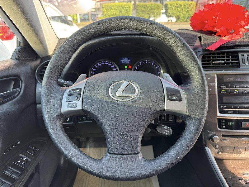 Lexus  IS 金鑽店~IS250 里程保證只跑13萬多公里，車況超優 主要配備有，循跡防滑 10安 免鑰啟動車門鎖 定速 光感應頭燈 雨滴感應雨刷 天窗 電動後遮陽簾 分區恆溫空調 換檔撥片 方向盤電動調整 粉塵過濾器 雙電動座椅 後座出風口 LED日行燈 HID頭燈 等多項配備！ | 新北市汽車商業同業公會｜TACA優良車商聯盟｜中古、二手車買車賣車公會認證保固